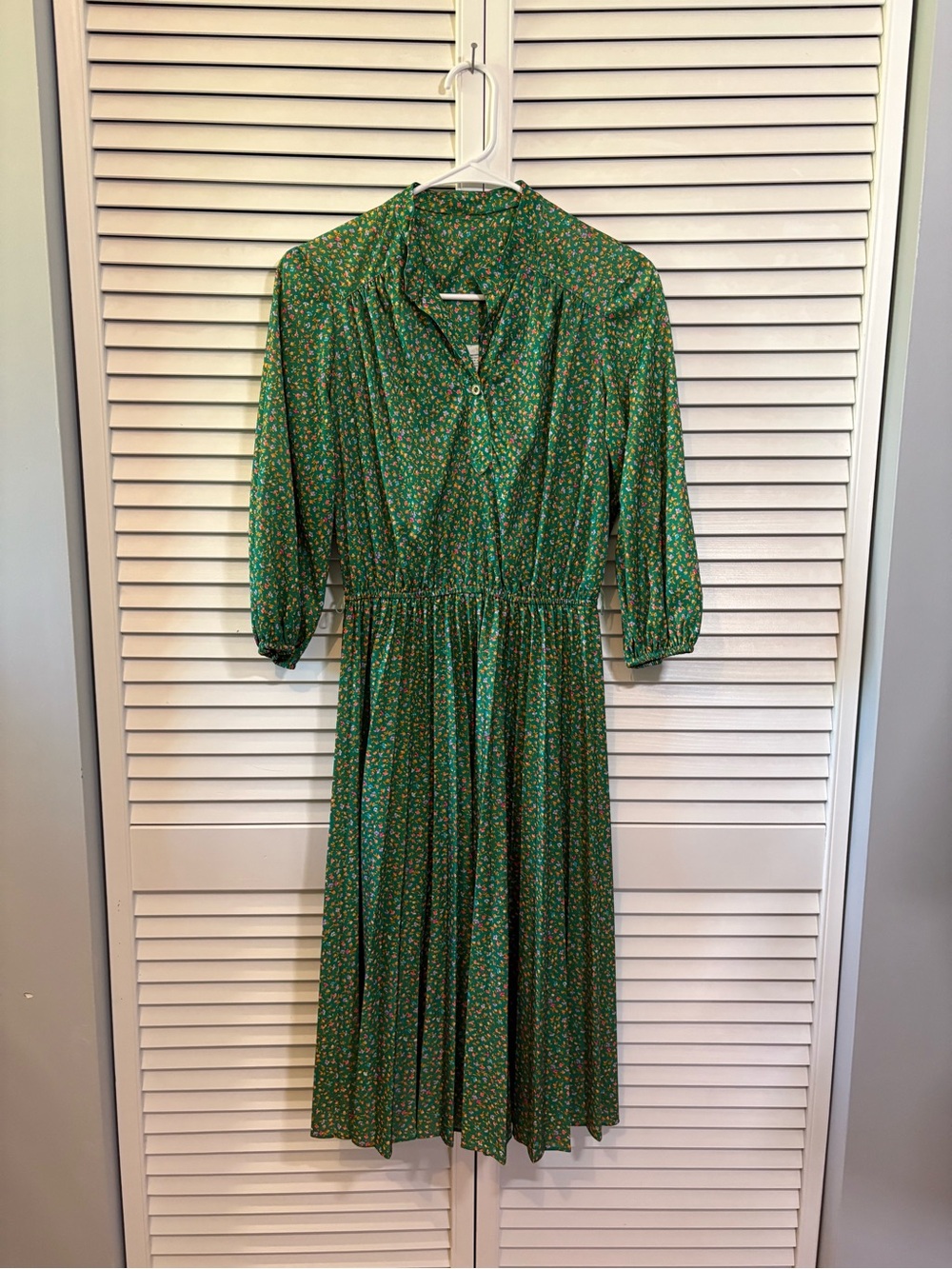 Vintage Green Floral Midi Dress Pleated Elastic Waist Women’s Small Fit & Flare
